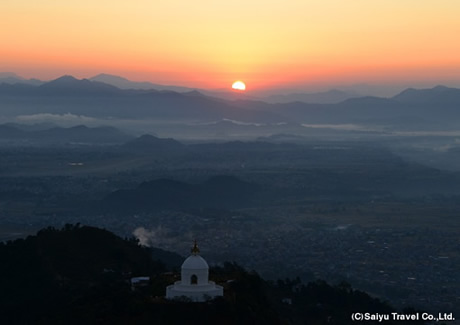 日本山妙法寺の世界平和塔と日の出（ラニバンの丘より）