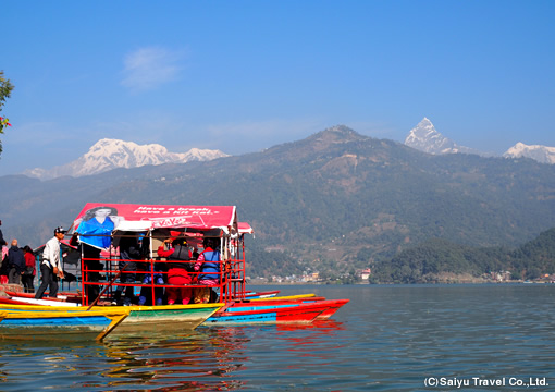 フェワ湖とヒマラヤ(ネパール)