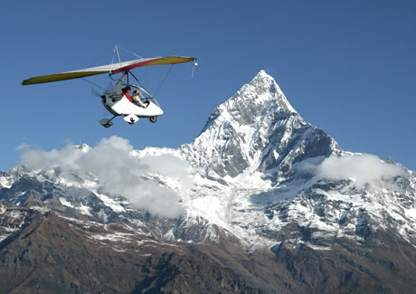 ウルトラライトプレーンとマチャプチャレ(6,993m)　※写真提供：Avia Club Nepal